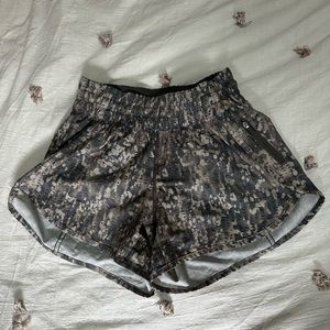 Lululemon Athletica Tracker 4” Short in Gritstone White Opal Multi